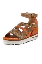  L'artiste Nolana Sandal