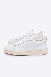  V 10 Sneakers