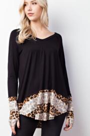  Leopard Print Mixed V-neck Thumbhole Sleeved Knit Top