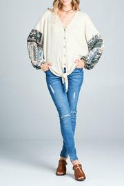  Contrast Sleeve V-neck Top