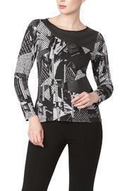  Grapnic Top With Pleater