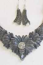  Feather Motif Necklace