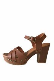  Strappy Vacation Sandal