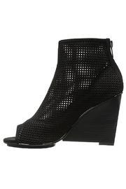  Pelle Moda Oren Wedge