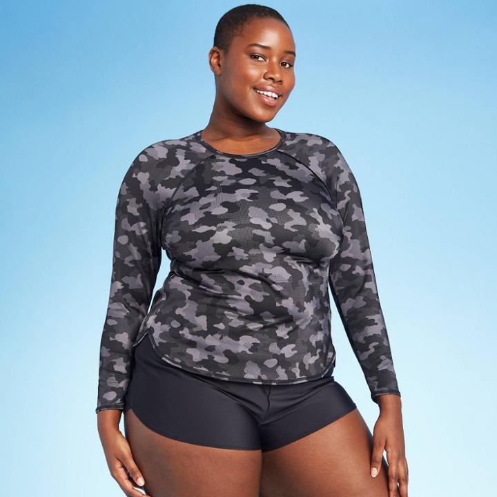 Women's Plus Size Long Sleeve Crewneck Rashguard - All In Motion Black Camo Print