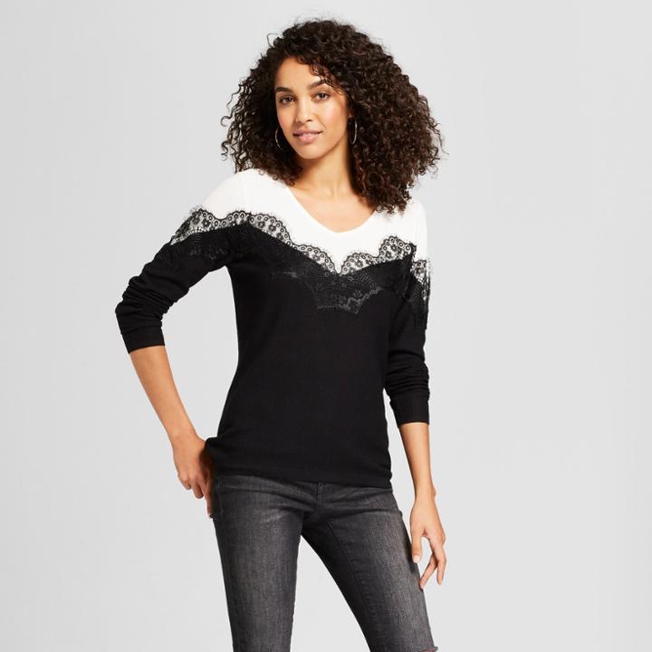 Women's Color Blocked V-neck Sweater With Eyelash Lace Trim - August Moon - Black/cream (black/ivory)
