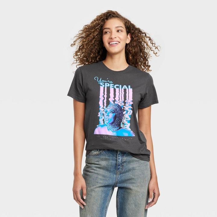 Warner Music Group Women's Lizzo Wavy Portrait Short Sleeve Graphic T-shirt - Black