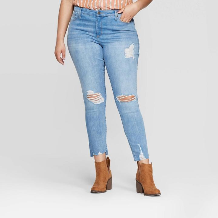 Women's Plus Size Mid-rise Distressed Girlfriend Cropped Skinny Jeans - Universal Thread