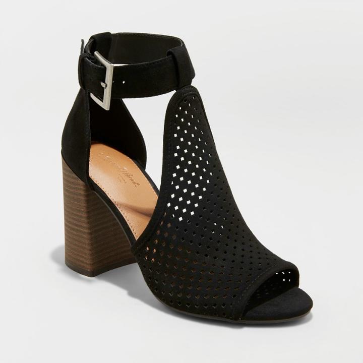 Universal Thread Women's Hannah Wide Width Laser Cut Heeled Pump Sandals - Universal Tread Black 7w,