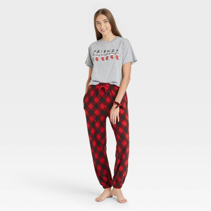 Warner Bros. Women's Friends Plaid 3pc Scrunchie And Pajama Set - Gray/red