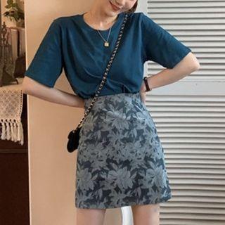 Plain T-shirt / Flower High-waist Skirt