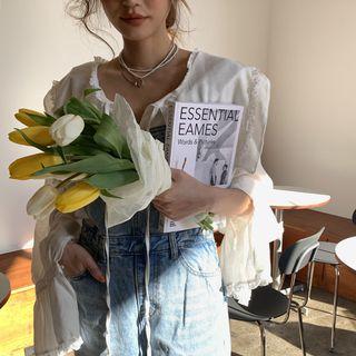 Jumper Jeans / Bell-sleeve Blouse