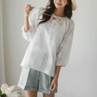 Tie-neck Loose-fit Lace Blouse