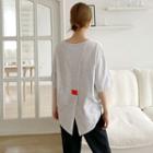 Slit-back Tag-patched T-shirt