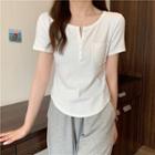 Short-sleeve Round-neck Pocket-detail T-shirt