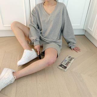 V-neck Sweatshirt / Sweatshorts (single)