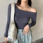 One-shoulder T-shirt