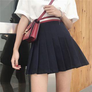 Printed Short-sleeve T-shirt / Pleated Mini Skirt