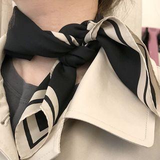 Contrast Trim Square Scarf