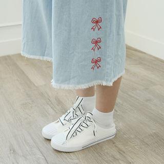 Ribbon Embroidery Crop Jeans Blue - One Size