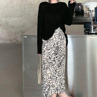 Open-back Loose-fit T-shirt / Leopard Skirt