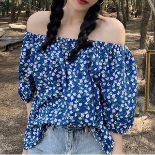 Short-sleeve Off-shoulder Retro Floral Print Top Blue - One Size