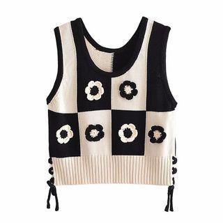 Two-tone Flower Accent Knit Crop Tank Top