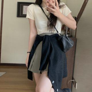 Short-sleeve Henley T-shirt / Pleated Skirt