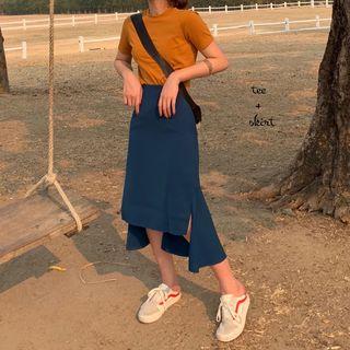 Short-sleeve T-shirt / Asymmetric A-line Skirt