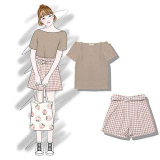 Off-shoulder Short-sleeve T-shirt/ Gingham Wide-leg Shorts