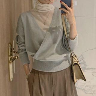 Short-sleeve Turtleneck T-shirt / Long-sleeve V-neck Knit Top