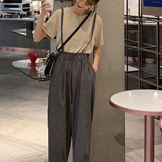 Short-sleeve T-shirt / Cropped Suspender Pants