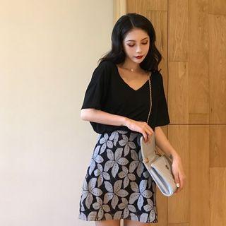 Short-sleeve V-neck T-shirt / Floral Printed A-line Skirt