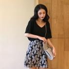 Short-sleeve V-neck T-shirt / Floral Printed A-line Skirt