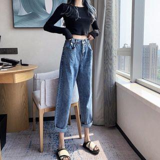 Long-sleeve Cropped T-shirt / Washed Straight Cut Jeans