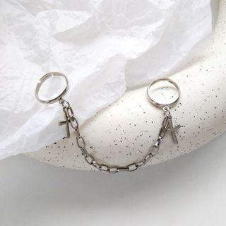Chain Detail Cross Ring