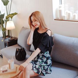 Asymmetric-shoulder Frilled Top