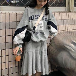 Lettering Pullover / Dip Back A-line Skirt