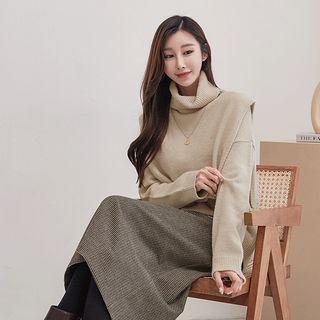 Set: Turtle-neck Shawl + V-neck Knit Top