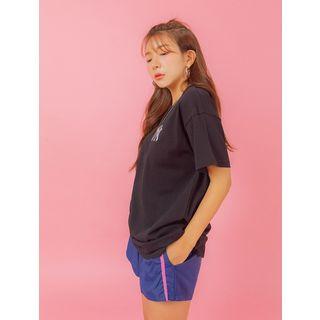 Letter-embroidered Slit-side T-shirt