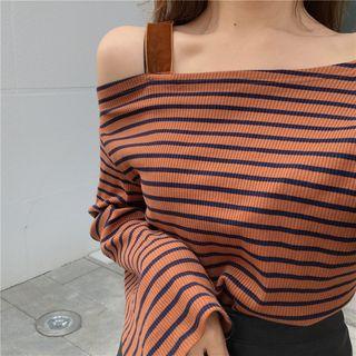 Off-shoulder Striepd Top