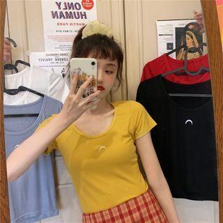 Short-sleeve Moon Embroidered Cropped Top