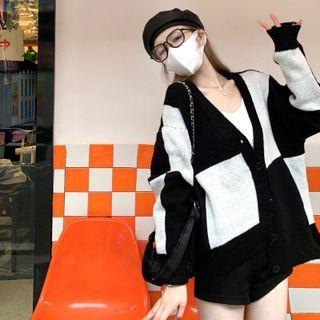 Two-tone V-neck Cardigan Black & White - One Size