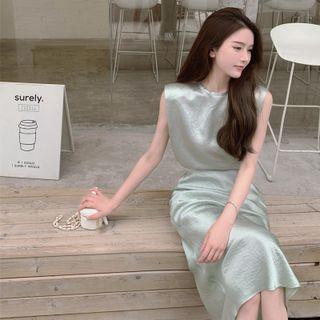 Sleeveless Plain Top / Slim-fit Skirt