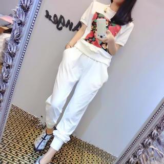 Set: Short-sleeve Printed Top + Plain Cropped Pants
