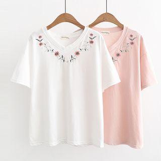 Short-sleeve Embroidered V-neck T-shirt