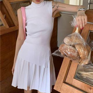 Sleeveless Plain Top / Pleated Mini Skirt