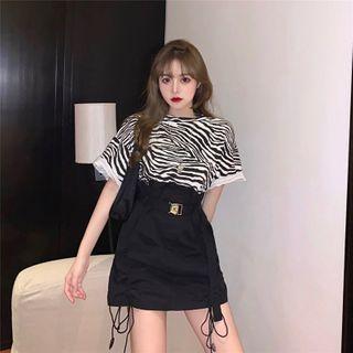 Short-sleeve Zebra Print T-shirt / Buckled A-line Mini Skirt