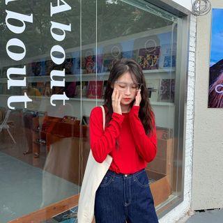Long-sleeve Top / High-waist Straight-leg Jeans