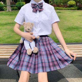 Short-sleeve Shirt / Bow Tie / Pleated Skirt